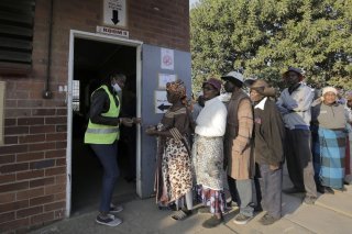 Le Zimbabwe prolonge d'un jour le scrutin présidentiel et législatif pour permettre à tous d'aller voter.